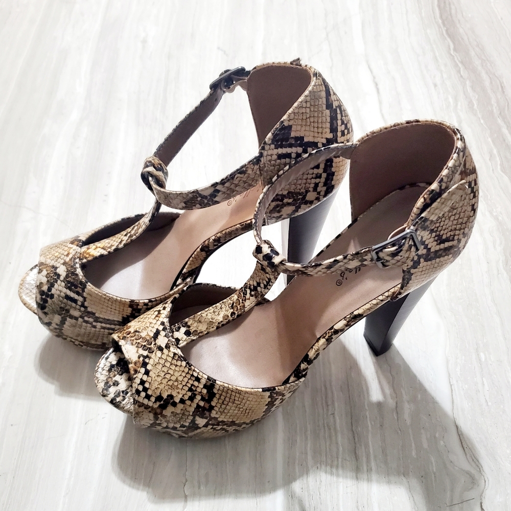 "Breckelle's" T-Strap Peep-Toe Platform Sandals